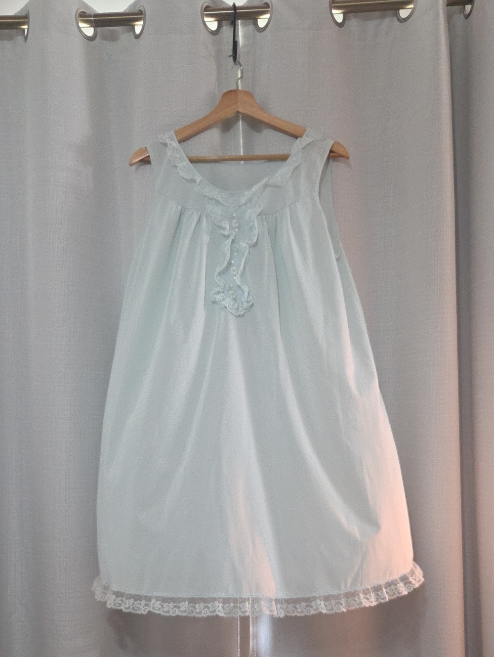 Vintaged 1960s Women's Light Sage Lace-Trim Nightgown  Sleeveless Sleepwear